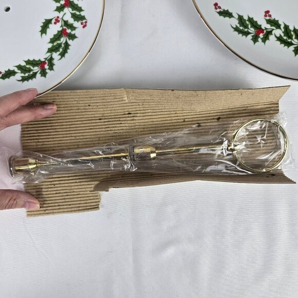 All The Trimmings 2 Tiered Tidbit Server Holly Leaves & Berries Gold Trimmed Vtg - Picture 7 of 11